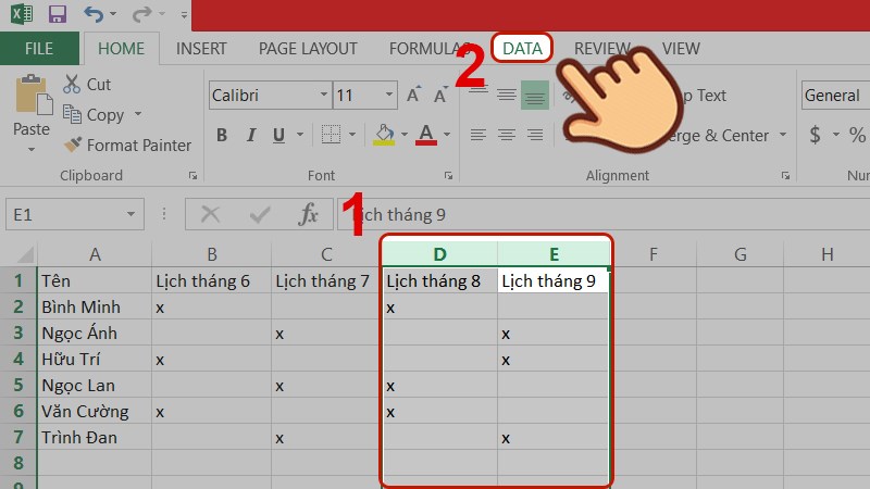 Bôi đen các cột muốn nhóm lại thành một và nhấn vào mục Data