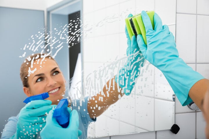 Nước lau kính giúp gương sạch nhanh mà hiệu quả. (Ảnh: Radiant cleaning sevice)