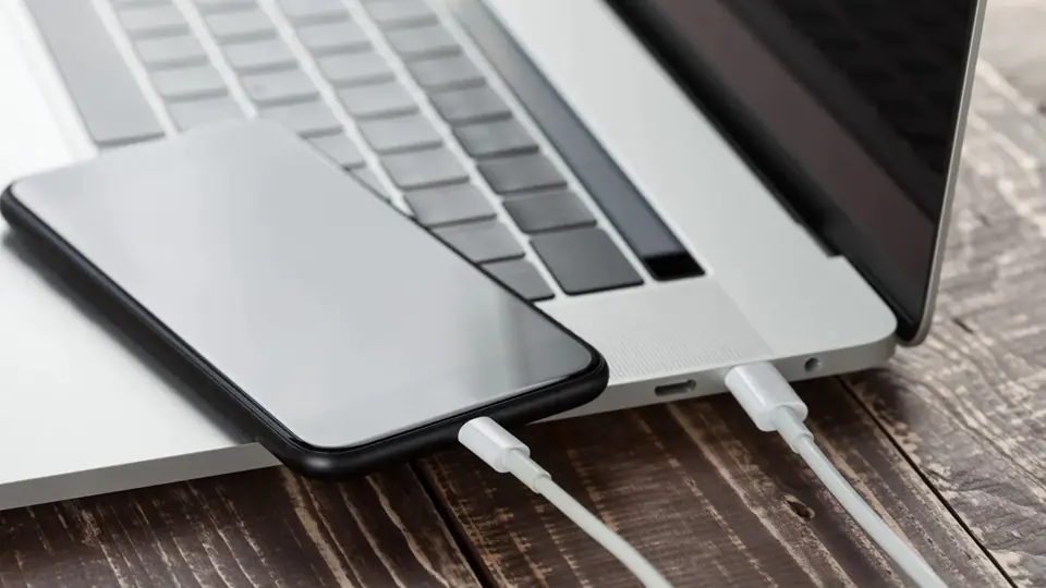 Không nên sạc điện thoại bằng laptop, đây là lý do!
