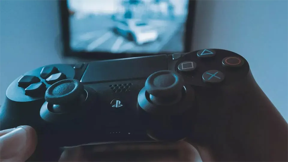Kết nối tay cầm vào cổng sạc điện thoại để chơi game