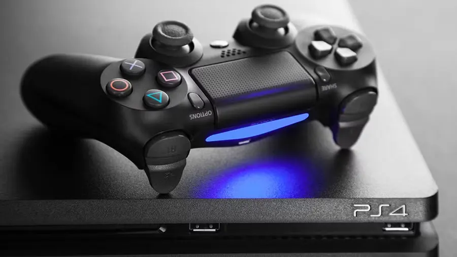 Game console và tay cầm Playstation 4 (PS4)