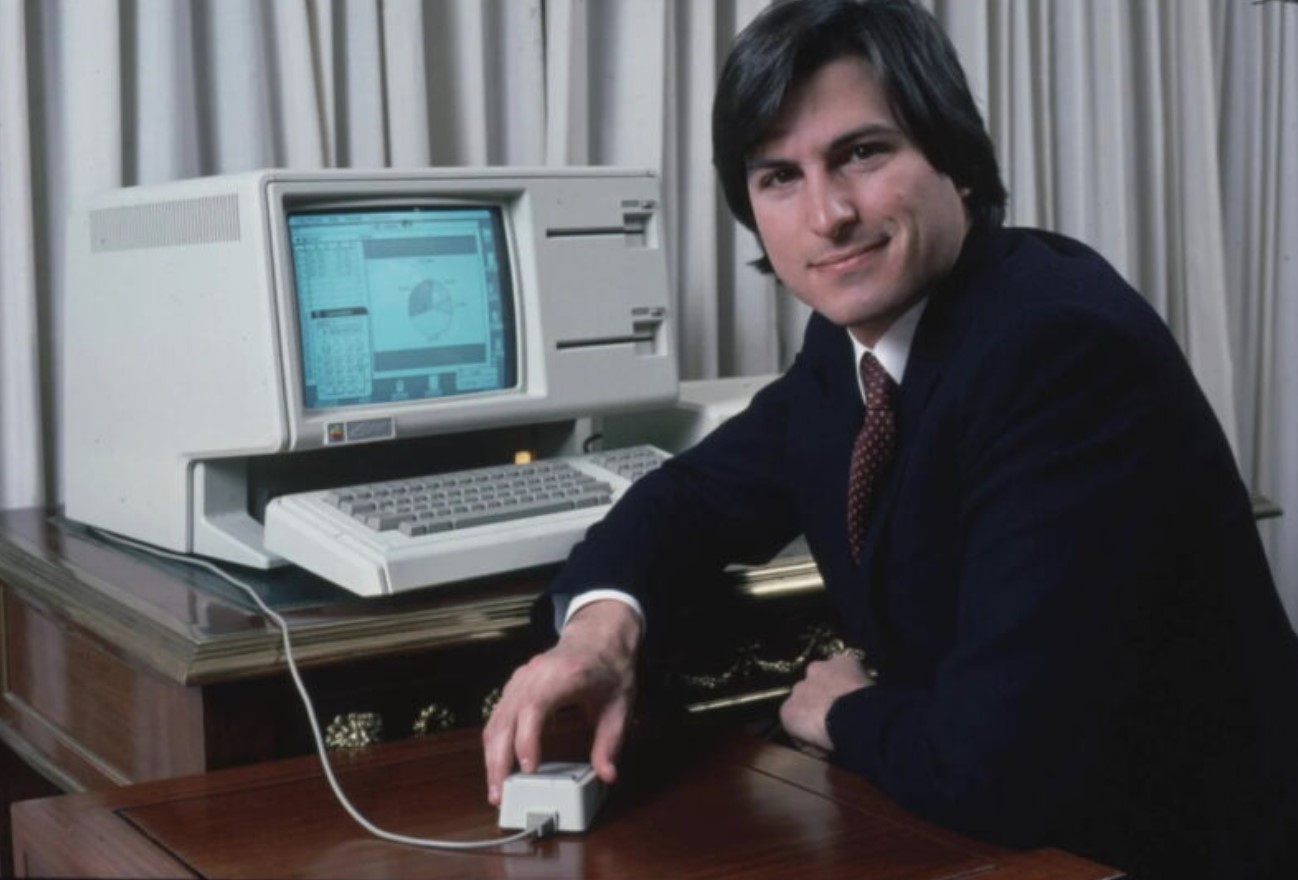 Steve Jobs bên cạnh chiếc Apple Lisa