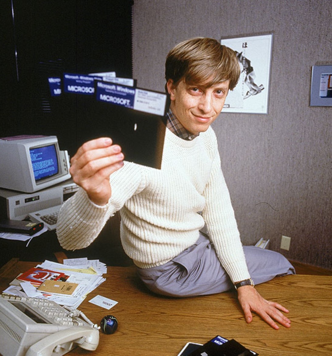 Bill Gates cầm những chiếc đĩa mềm Windows 1.0