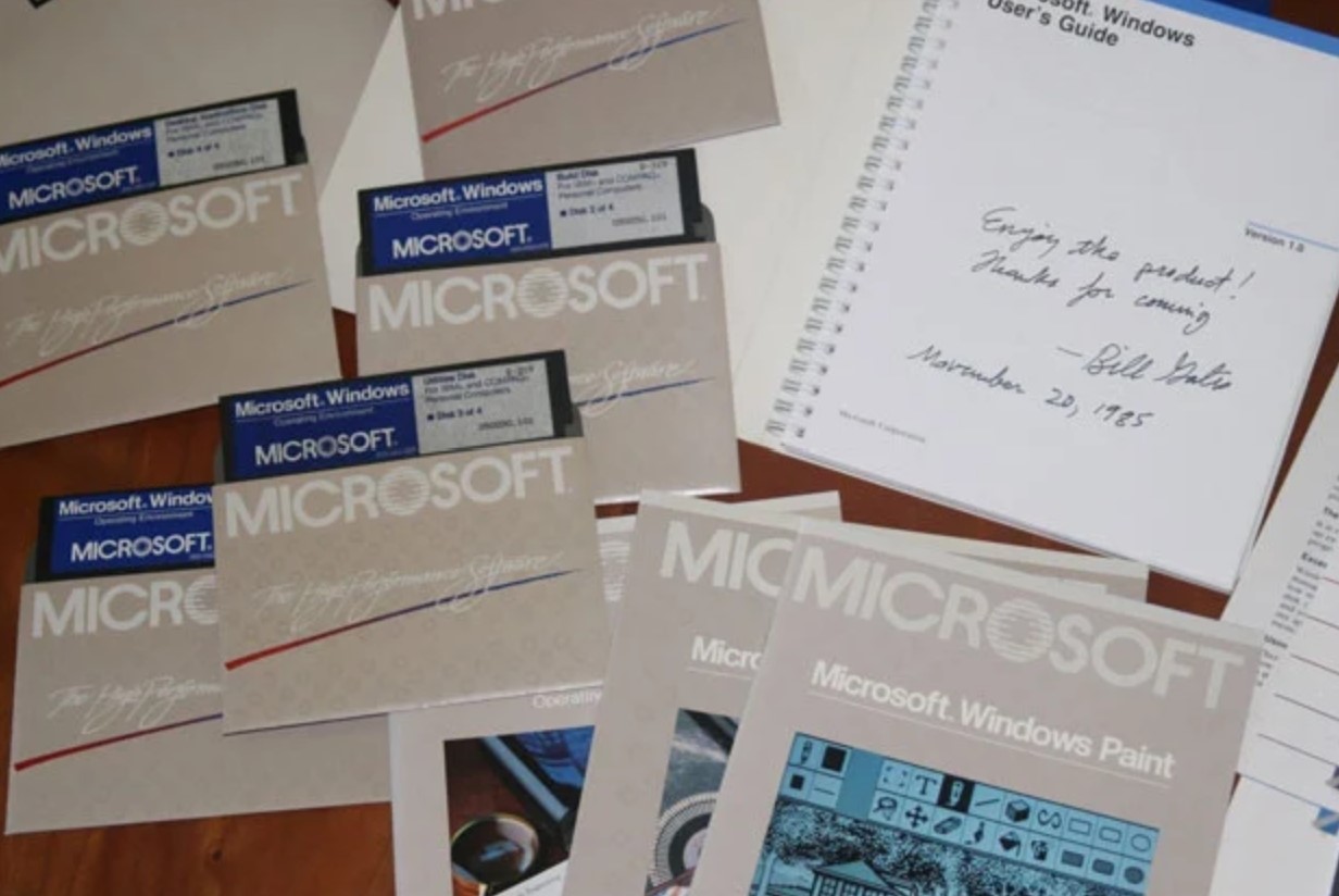 Những đĩa mềm Windows 1.0 đầu tiên có chữ ký của Bill Gates