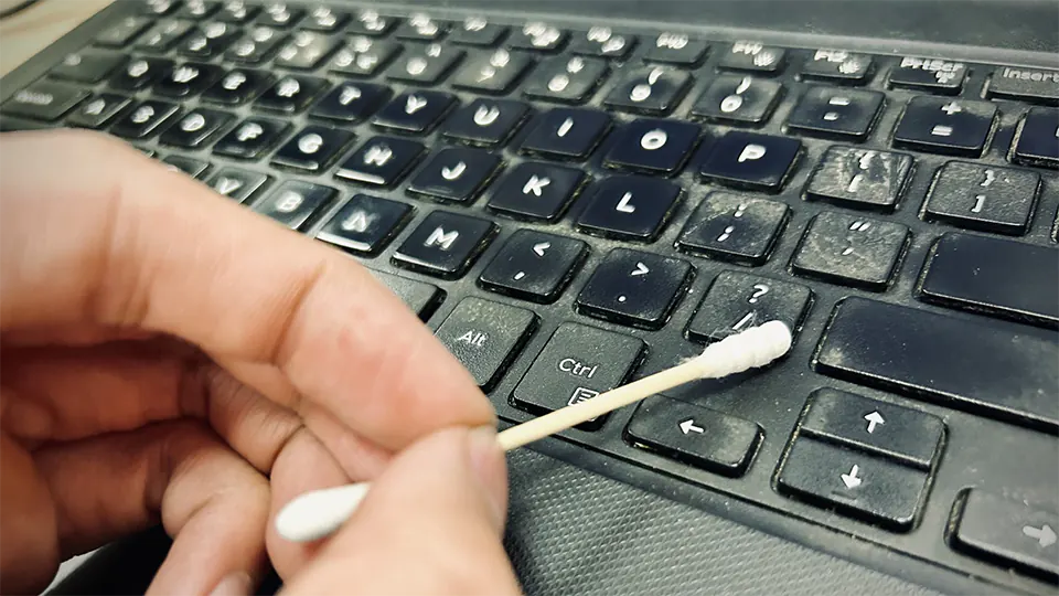 Bí quyết vệ sinh bàn phím laptop vừa sạch vừa an toàn - Ảnh minh họa 2