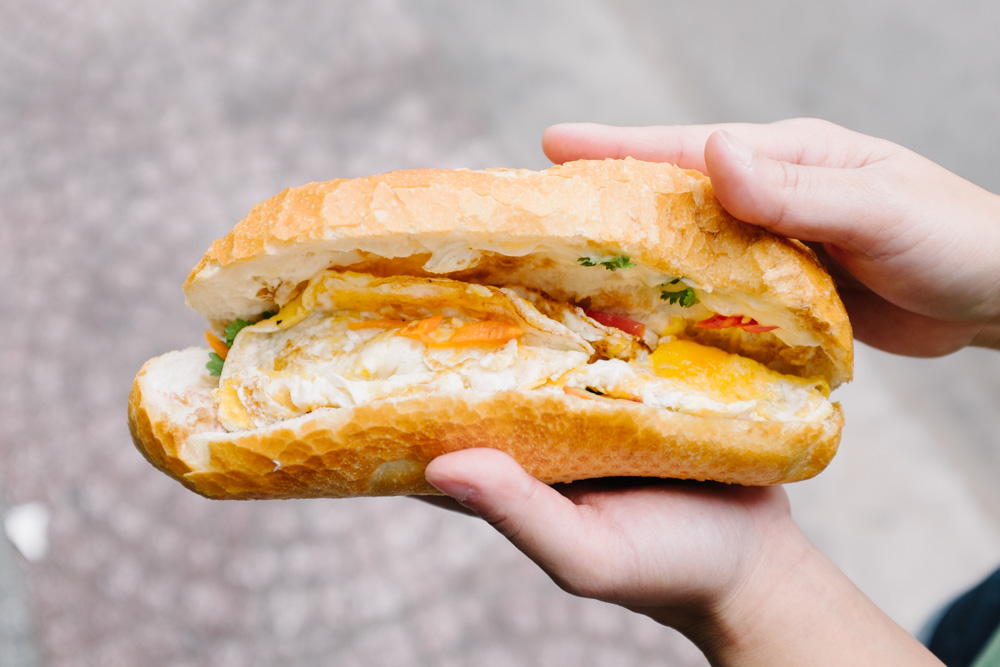 Bánh mì ốp la là bữa sáng quen thuộc với hầu hết người Việt bởi nó không chỉ ngon mà còn cung cấp đủ năng lượng để khởi đầu ngày mới. (Ảnh: Delicious Việt Nam)