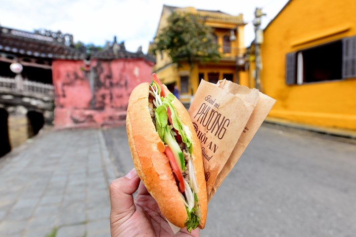 Bánh mì Phượng ở Hội An là món ăn yêu thích của đầu bếp đẳng cấp thế giới Anthony Bourdain (Mỹ). (Ảnh: Báo ảnh Việt Nam)