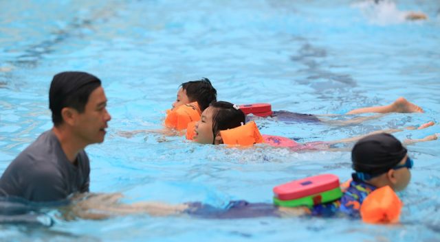 Hãy tập cho trẻ kỹ năng bơi lội