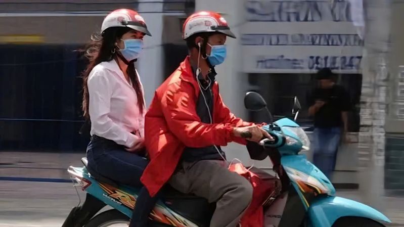 Năm 2025, đeo tai nghe một bên khi lái xe máy có bị phạt không?