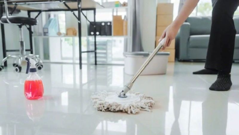 Cây lau bẩn, sàn gạch hoa dễ khiến lau nhà xong có mùi tanh