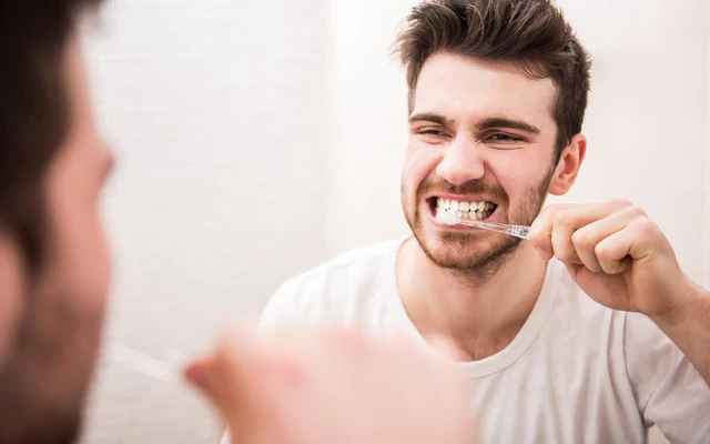Nha sĩ nói gì về thời điểm đánh răng buổi sáng?