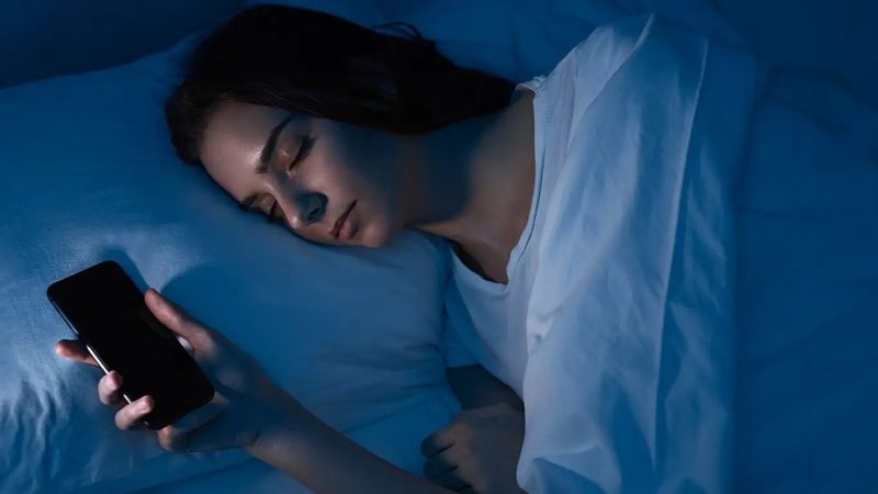 Các tổ chức về giấc ngủ khuyến nghị mọi người không nên xem các thiết bị điện tử khoảng 1-2 giờ trước khi lên giường. (Ảnh minh hoạ)