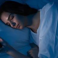 Cảnh báo : Hậu quả khôn lường khi để điện thoại bên giường khi ngủ
