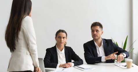 Khi đến muộn, người thường nói “xin lỗi, tôi bị kẹt xe”, người EQ cao sẽ nói thế nào?