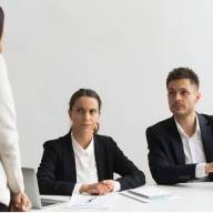Khi đến muộn, người thường nói “xin lỗi, tôi bị kẹt xe”, người EQ cao sẽ nói thế nào?