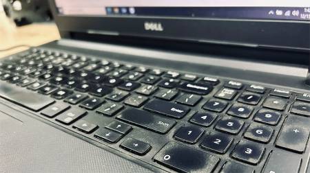 Bí quyết vệ sinh bàn phím laptop vừa sạch vừa an toàn