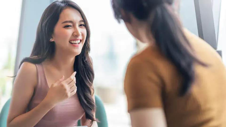 4 cách trả lời thể hiện EQ cao, dễ nhận được thiện cảm khi được ai đó khen ngợi