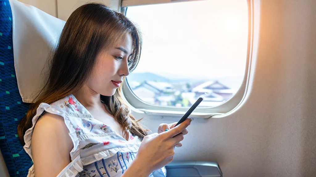 Vì sao không nên mặc áo croptop, quần đùi, quần tất khi đi máy bay?